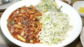 처음 보는 맛과 비주얼 ‘낙지볶음 뽕잎칼국수’ - kakaoTV 처음 보는 맛과 비주얼 ‘낙지볶음 뽕잎칼국수’