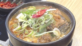 진한 국물과 부드러운 고기로 서울을 평정한 ‘뼈해장국’ - kakaoTV 진한 국물과 부드러운 고기로 서울을 평정한 ‘뼈해장국’