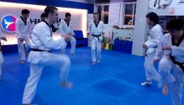 청춘남녀와 성인어른 많은 태권도장(Taekwondo) 뛰고 뛰어 | 서울 청춘태권도장·성인태권도장 TKD - kakaoTV 청춘남녀와 성인어른 많은... 