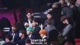 [EXO] 서울가요대상 EXO, 엑소엘들 어디 앉았나_ 하고 팬석 쳐다봐주는 엑소♡ 종인이는 마지막에 시크 - kakaoTV [EXO] 서울가요대상 EXO... 