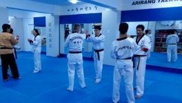 [태권도배우기] 성인남녀와 청춘어른 많은 태권도장 양손을 활용한 호신술의 첫걸음 셋 - kakaoTV [태권도배우기] 성인남녀와 청춘어른 많은... 