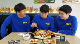 산더미처럼 쌓인 돈까스 도전 먹방 - kakaoTV 산더미처럼 쌓인 돈까스 도전 먹방