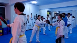 [태권도배우기] 히트다 히트 성인남녀·청춘어른 많은 서울태권도장에서 돌려차기 하는 미트발차기 - kakaoTV [태권도배우기] 히트다 히트... 