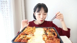달달한 치즈 닭갈비 먹방 _ 닭갈비에 치즈가 빠질 수 없지 :D - kakaoTV 달달한 치즈 닭갈비 먹방 _ 닭갈비에 치즈가 빠질 수 없지 :D