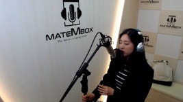 아이유 나만 몰랐던 이야기 녹음실 여신 떳다 노래도 얼굴도 다예쁘다앙 - kakaoTV 아이유 나만 몰랐던 이야기 녹음실 여신 떳다 노래도... 