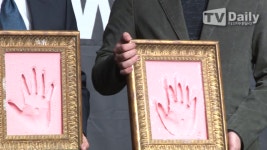 감독 핸드프린팅 - kakaoTV [TD영상] 아름다운예술인상 김용화 감독-전무송-유지태-김효진-신동석 감독 핸드프린팅