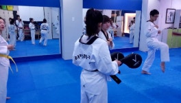 뒤차기 하는 성인어른·청춘남녀 많은 태권도장(Taekwondo)에서 | 서울 청춘태권도장·성인태권도장 - kakaoTV 뒤차기 하는 성인어른... 