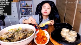 바지락칼국수 + 왕만두 + 생김치 먹동이 먹방 mukbang eating show - kakaoTV 바지락칼국수 + 왕만두 + 생김치 먹동이 먹방 mukbang... 