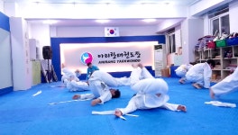 靑春男女·成人어른 많은 跆拳道場에서 식스팩을 위한 복근운동을 | 서울 청춘태권도장·성인태권도장 - kakaoTV 靑春男女·成人어른 많은... 