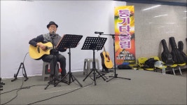 어느 산골 소년의 사랑 이야기 / 들꽃(통기타울림 버스킹) - kakaoTV 어느 산골 소년의 사랑 이야기 / 들꽃(통기타울림 버스킹)