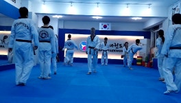 [태권도배우기] 서울 청춘·성인 많은 태권도장에서는에서 힘을내요... 미트발차기 - kakaoTV [태권도배우기] 서울 청춘·성인 많은... 
