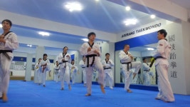 [태권도배우기] 청춘남녀 성인 어른들이 태권도장(跆拳道場)에서... 성인 어른들이 태권도장(跆拳道場)에서 시범발차기를 잘하기 위한 방법 하나