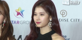 [TD영상] 트와이스 사나 '실제로 보면 이런 느낌! 심쿵하는 아이컨택' - kakaoTV [TD영상] 트와이스 사나 '실제로 보면...