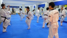 [태권도배우기] 성인 어른 청춘남녀들이 서울태권도장(跆拳道場)에서 시범발차기를 위한 중심잡기 빠빠빠 - kakaoTV [태권도배우기] 성인 어른... 