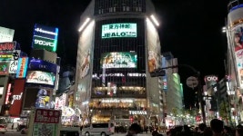 시부야 스크램블 교차로 jealous 4화면 광고판 - kakaoTV 시부야 스크램블 교차로 jealous 4화면 광고판