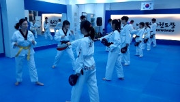 청춘남녀·성인어른 많은 서울태권도장에서 미트 앞발차기는 처음이지? - kakaoTV [태권도배우기] 어서와? 청춘남녀·성인어른 많은... 