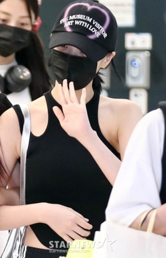 르세라핌 김채원 '러블리 손인사'[포토]::스포탈코리아 르세라핌 김채원 '러블리 손인사'[포토]