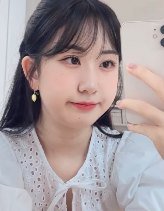 가수 전유진, 고등학교 졸업사진으로 팬들의 호기심 올려 - 졸업전 졸업사진 패션화제!