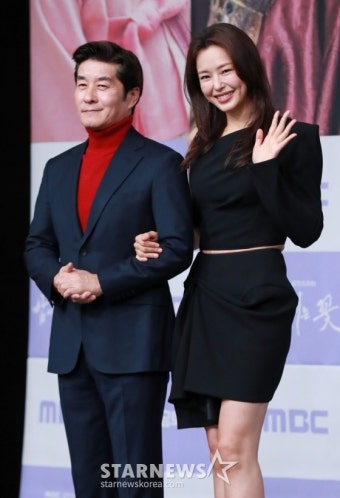 김상중-이하늬 '시아버지와 며느리'[포토]::스포탈코리아 김상중-이하늬 '시아버지와 며느리'[포토]