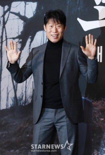 유해진 '파묘, 기대하세요'[포토]::스포탈코리아 유해진 '파묘, 기대하세요'[포토]