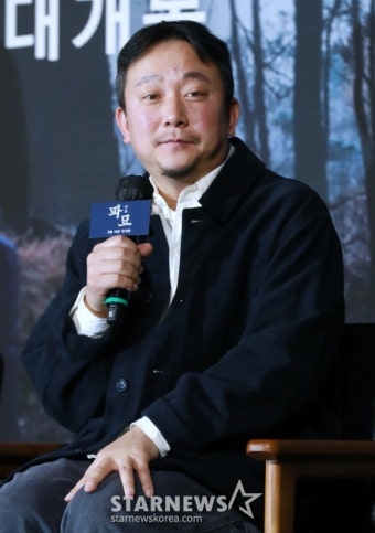 답변하는 '파묘' 장재현 감독[포토]::스포탈코리아 답변하는 '파묘' 장재현 감독[포토]