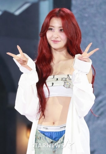 르세라핌 허윤진 '깜찍 브이'[포토]::스포탈코리아 르세라핌 허윤진 '깜찍 브이'[포토]