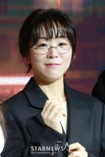 포즈 취하는 '로기완' 김희진 감독[포토]::스포탈코리아 포즈 취하는 '로기완' 김희진 감독[포토]