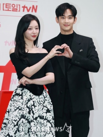 김지원-김수현 '포즈는 다정하게'[포토]::스포탈코리아 김지원-김수현 '포즈는 다정하게'[포토]