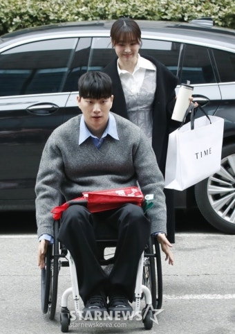 '송지은' 박위, 결혼설 묵묵부답..''젠틀+매너+긍정 마인드''::스포탈코리아 '송지은' 박위, 결혼설 묵묵부답..''젠틀+매너+긍정 마인드''