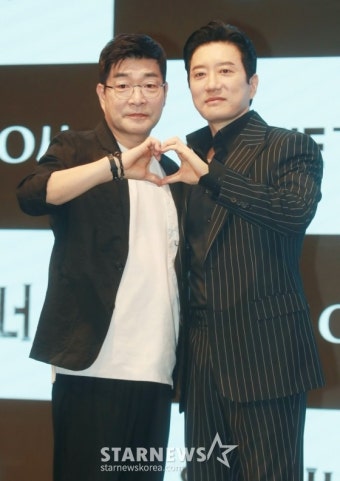 손현주-김명민 '다정한 손하트'[포토]::스포탈코리아 손현주-김명민 '다정한 손하트'[포토]