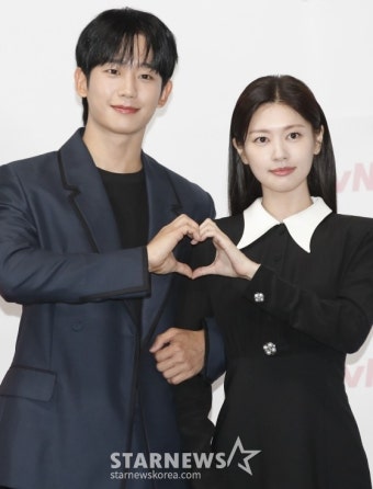 '엄친아' 정해인·정소민, 오늘 동반 출국..'같은 듯 다른' 커플룩 [스타이슈]::스포탈코리아 '엄친아' 정해인·정소민, 오늘 동반 출국..'같은 듯...