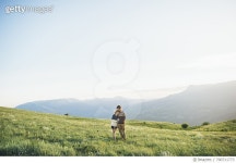700711773 | 게티이미지코리아 | Caucasian couple hugging in field Royalty-Free 이미지