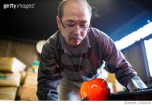642828146 | 게티이미지코리아 | Glassblower cutting off the excess molten glass from his design Royalty-Free 이미지