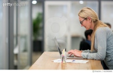 642980886 | 게티이미지코리아 | Woman working online at a creative office Royalty-Free 이미지