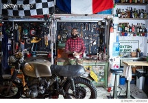 643644064 | 게티이미지코리아 | Owner in motorcycle workshop. Rights-Managed 이미지