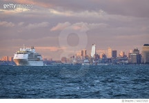 642272920 | 게티이미지코리아 | A luxury cruise sailing out New York Bay Rights-Managed 이미지