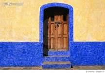 654488120 | 게티이미지코리아 | Door in Yellow and Blue House Royalty-Free 이미지