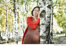 653924048 | 게티이미지코리아 | pregnant woman hugging a tree in a bright birch forest Rights-Managed 이미지