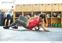 641793136 | 게티이미지코리아 | Woman in gym using support roller Royalty-Free 이미지