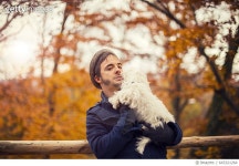 643321264 | 게티이미지코리아 | Man holding dog outdoors in the park Royalty-Free 이미지