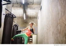 654270716 | 게티이미지코리아 | Fit woman in gym punching and kicking a bag with boxing gloves on. Royalty-Free 이미지