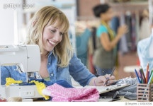 655835596 | 게티이미지코리아 | Fashion designer works on design Royalty-Free 이미지