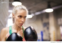 656992988 | 게티이미지코리아 | Fit woman in gym punching a bag with boxing gloves on. Royalty-Free 이미지