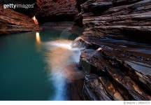 685093773 | 게티이미지코리아 | Water Flowing From Rock Formations At Karijini National Park Royalty-Free 이미지