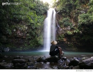 705201093 | 게티이미지코리아 | Tourist At Waterfall Royalty-Free 이미지