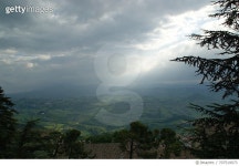 707519973 | 게티이미지코리아 | Scenic View Of Mountains Against Cloudy Sky Royalty-Free 이미지