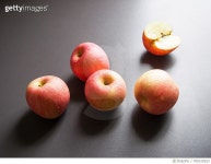 709210523 | 게티이미지코리아 | Close-Up Of Apples On Table Royalty-Free 이미지