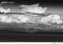 709214351 | 게티이미지코리아 | Scenic View Of Field And Mountain Range Against Sky Royalty-Free 이미지
