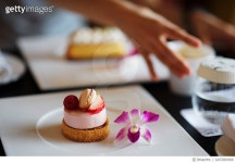 645380968 | 게티이미지코리아 | Raspberry mouse with macaron Royalty-Free 이미지