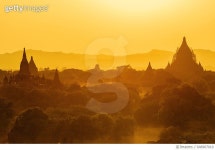646907010 | 게티이미지코리아 | Sunset fall, ancient temples in Old Bagan, Myanmar Royalty-Free 이미지